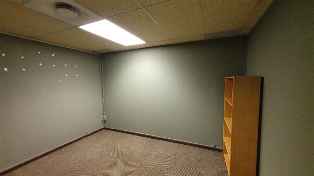 117  m² Commercial space in Lynnwood photo number 15