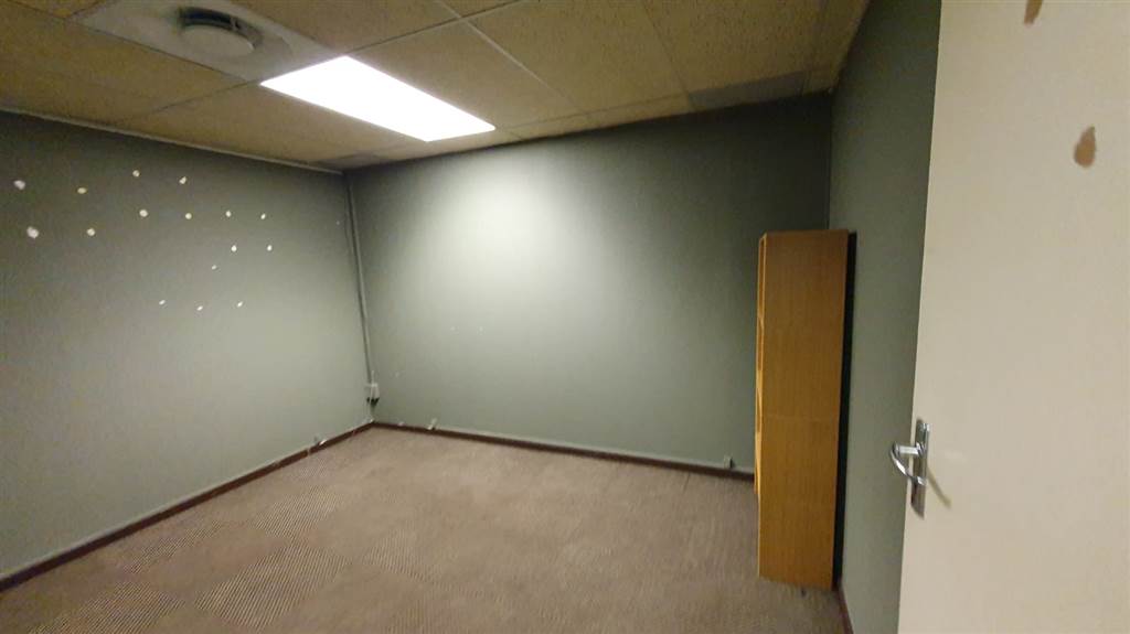 117  m² Commercial space in Lynnwood photo number 14