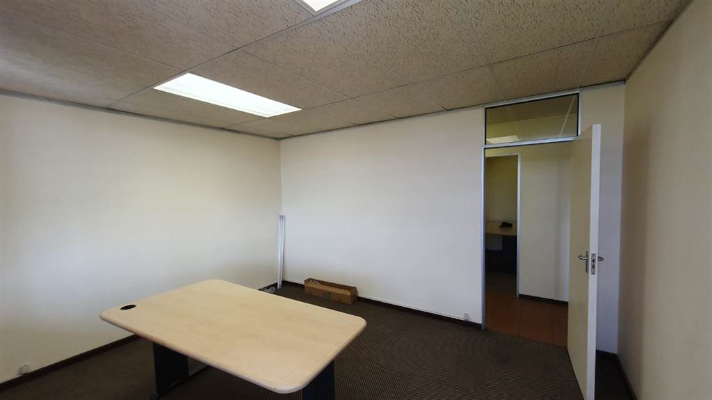 117  m² Commercial space in Lynnwood photo number 8