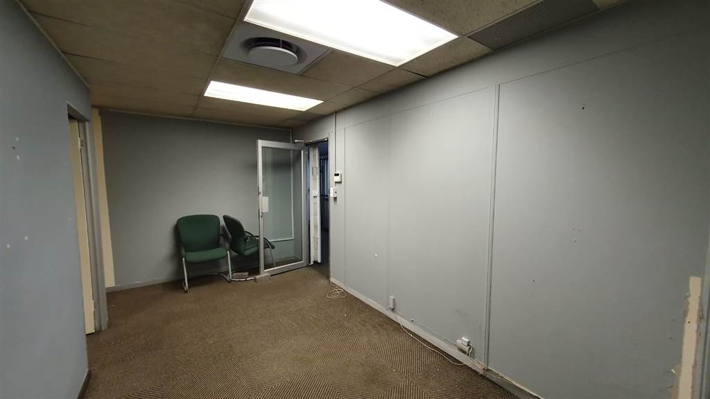 117  m² Commercial space in Lynnwood photo number 16