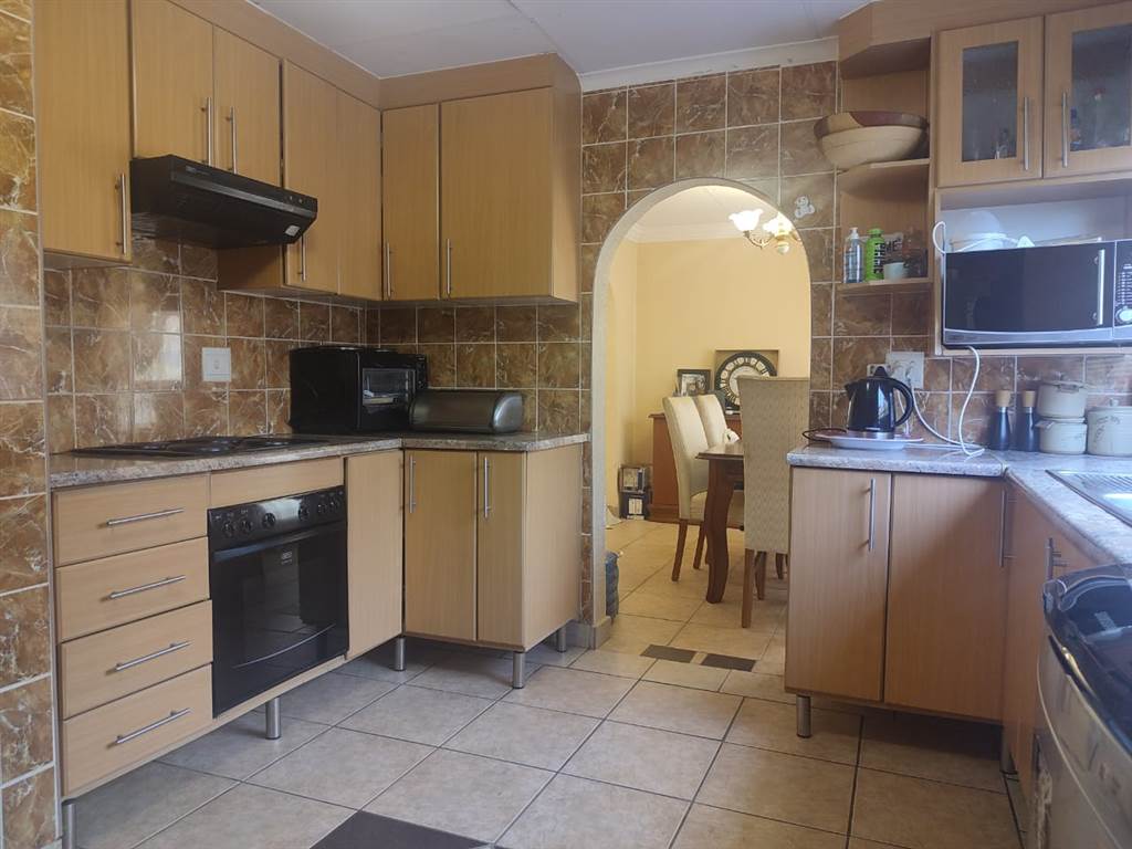 3 Bed House in Tlhabane photo number 9