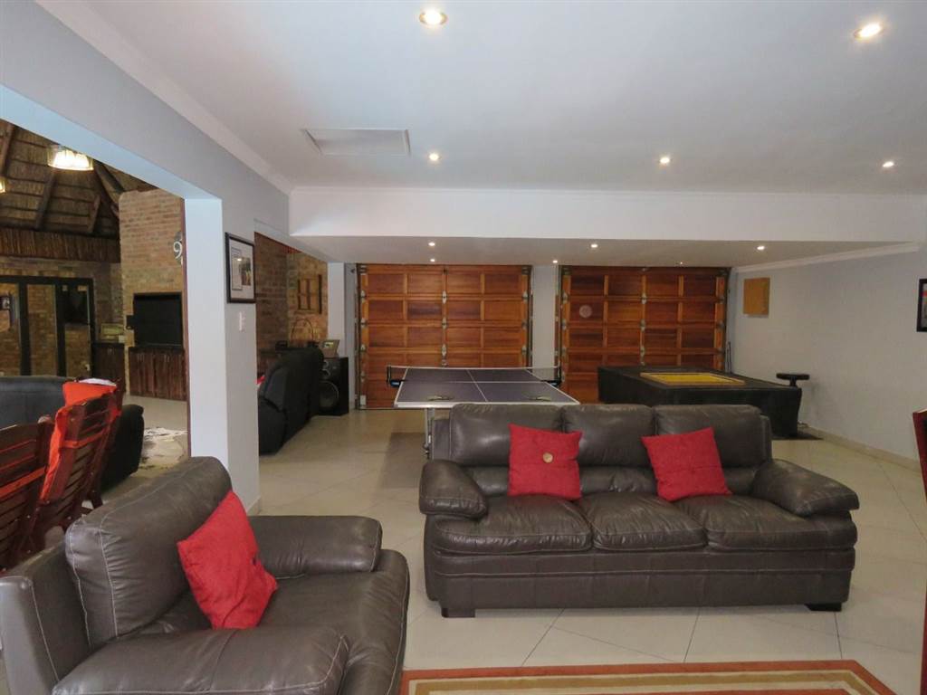 4 Bed House in Vaalpark photo number 10