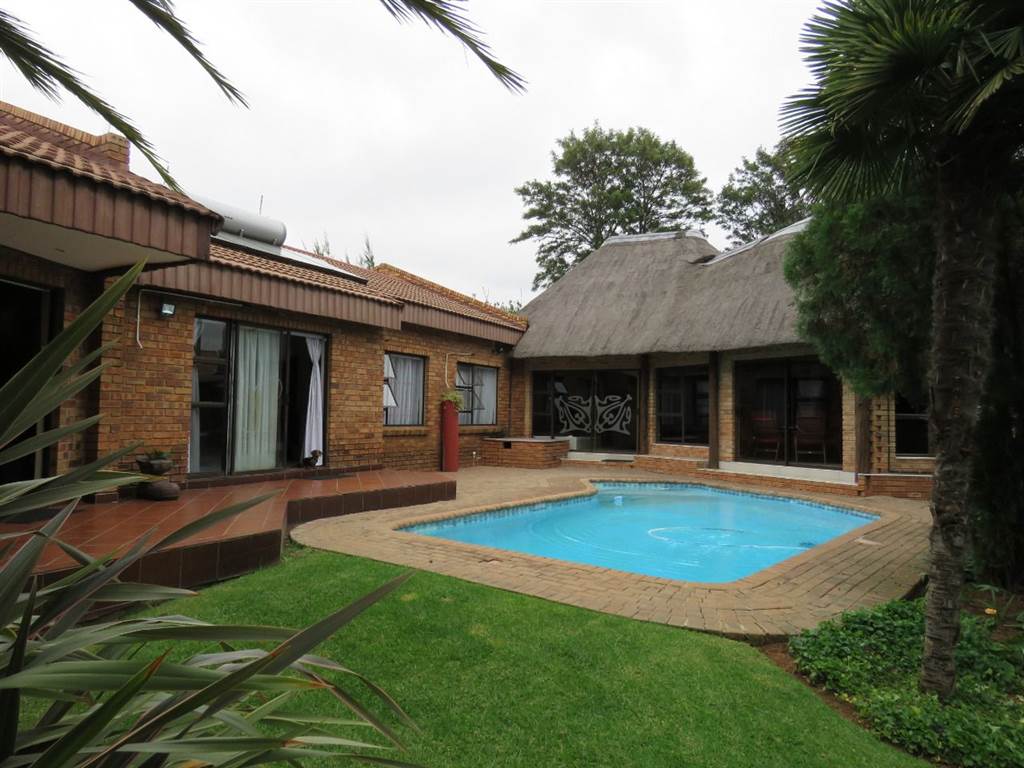 4 Bed House in Vaalpark photo number 2