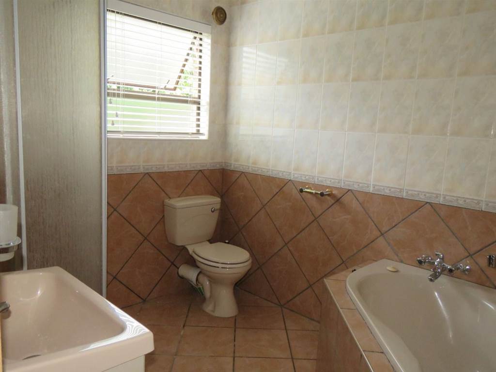 4 Bed House in Vaalpark photo number 20