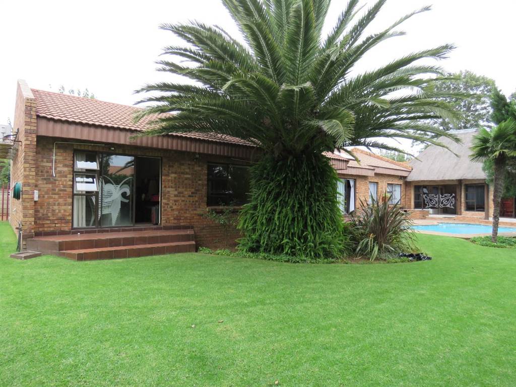 4 Bed House in Vaalpark photo number 14
