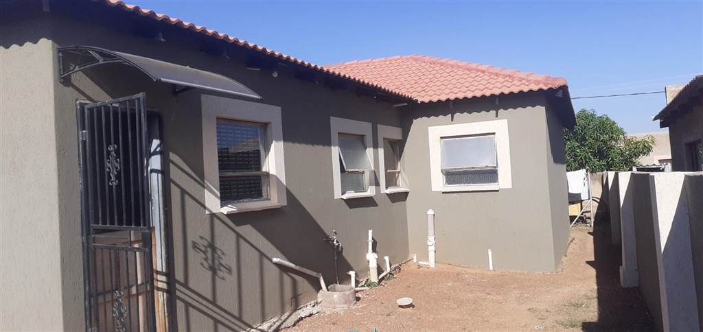 4 Bed House in Mabopane photo number 2