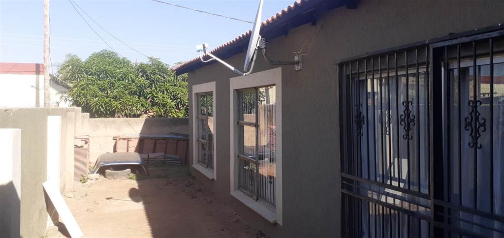 4 Bed House in Mabopane photo number 16