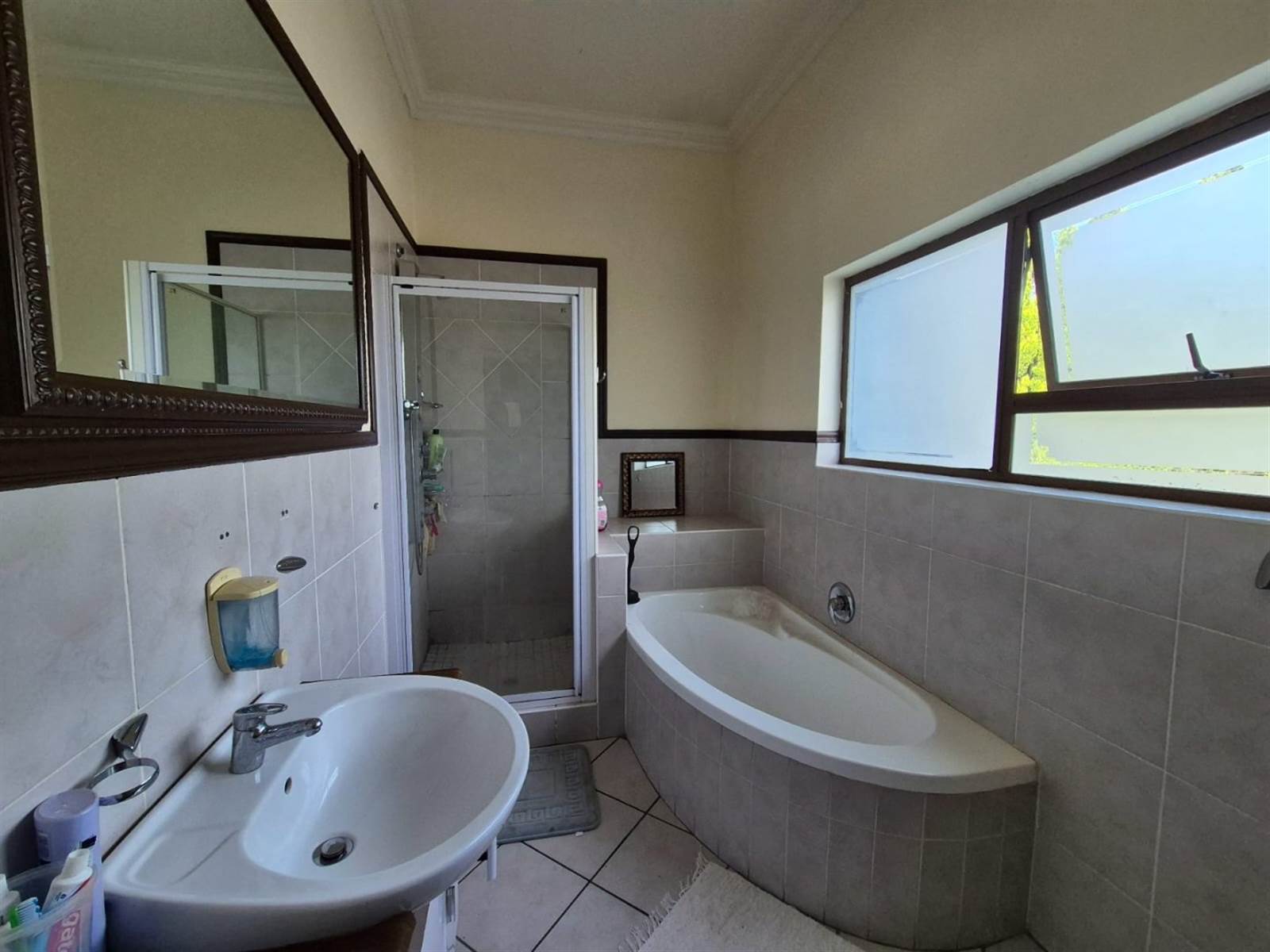 4 Bed House in Kyalami Estate photo number 26