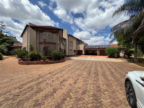 6 Bedroom House