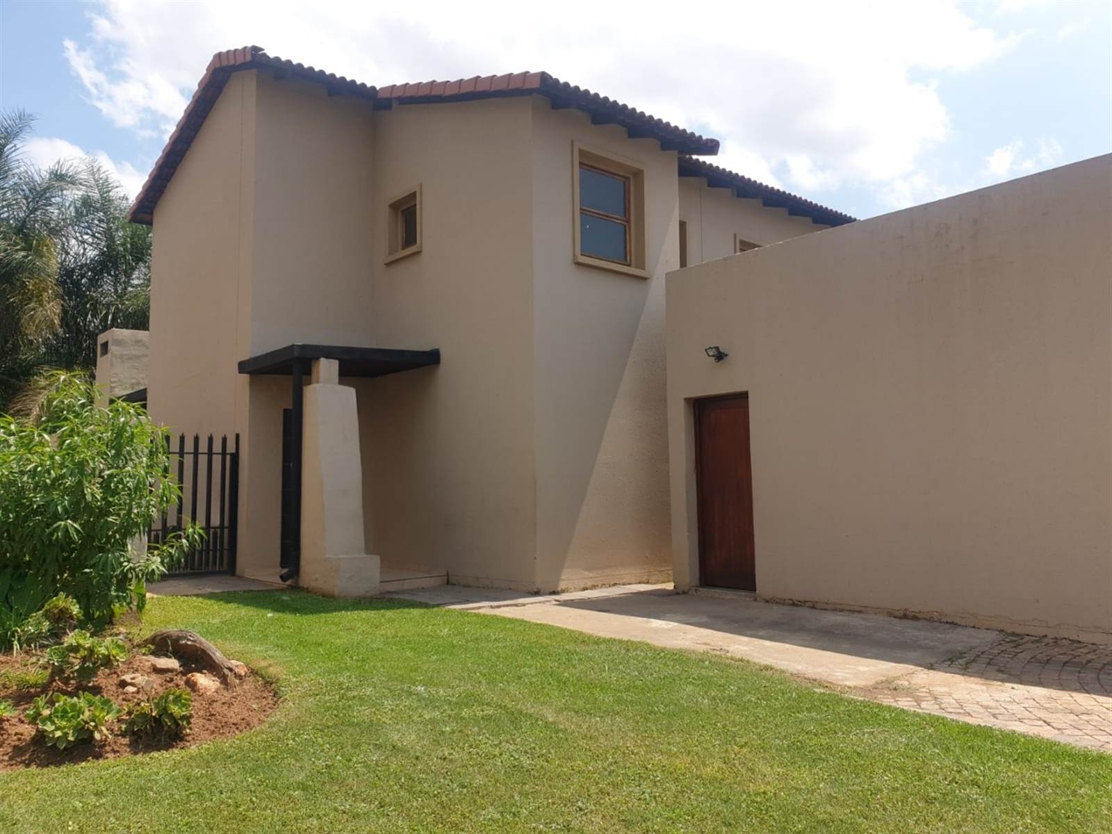 3 Bed Townhouse in Waterval East photo number 2
