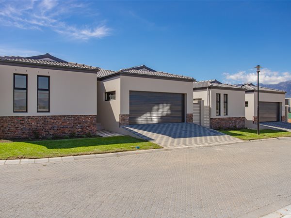 3 Bed House in Honeydew Country estate