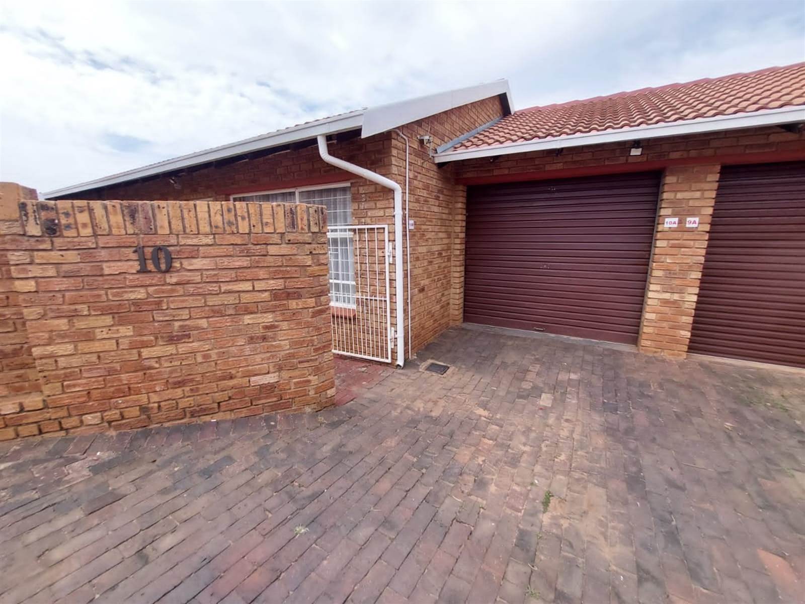 2 Bed Townhouse in Rangeview photo number 4