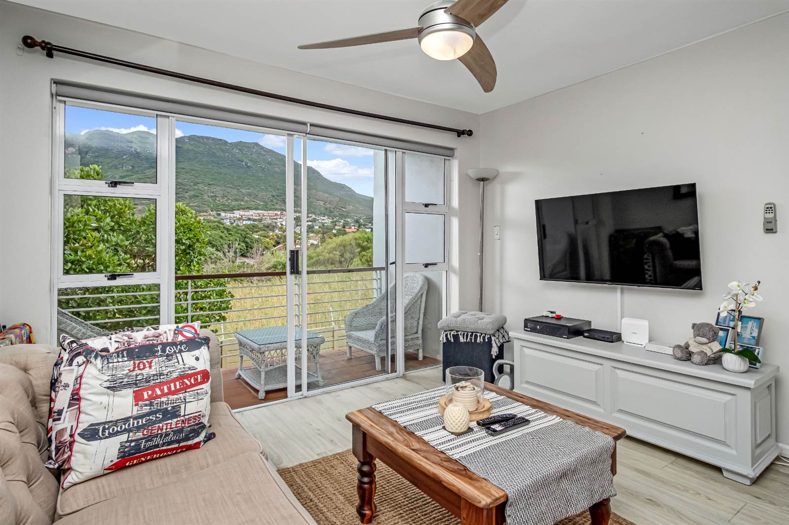 1 Bed Apartment in Hout Bay and surrounds photo number 8