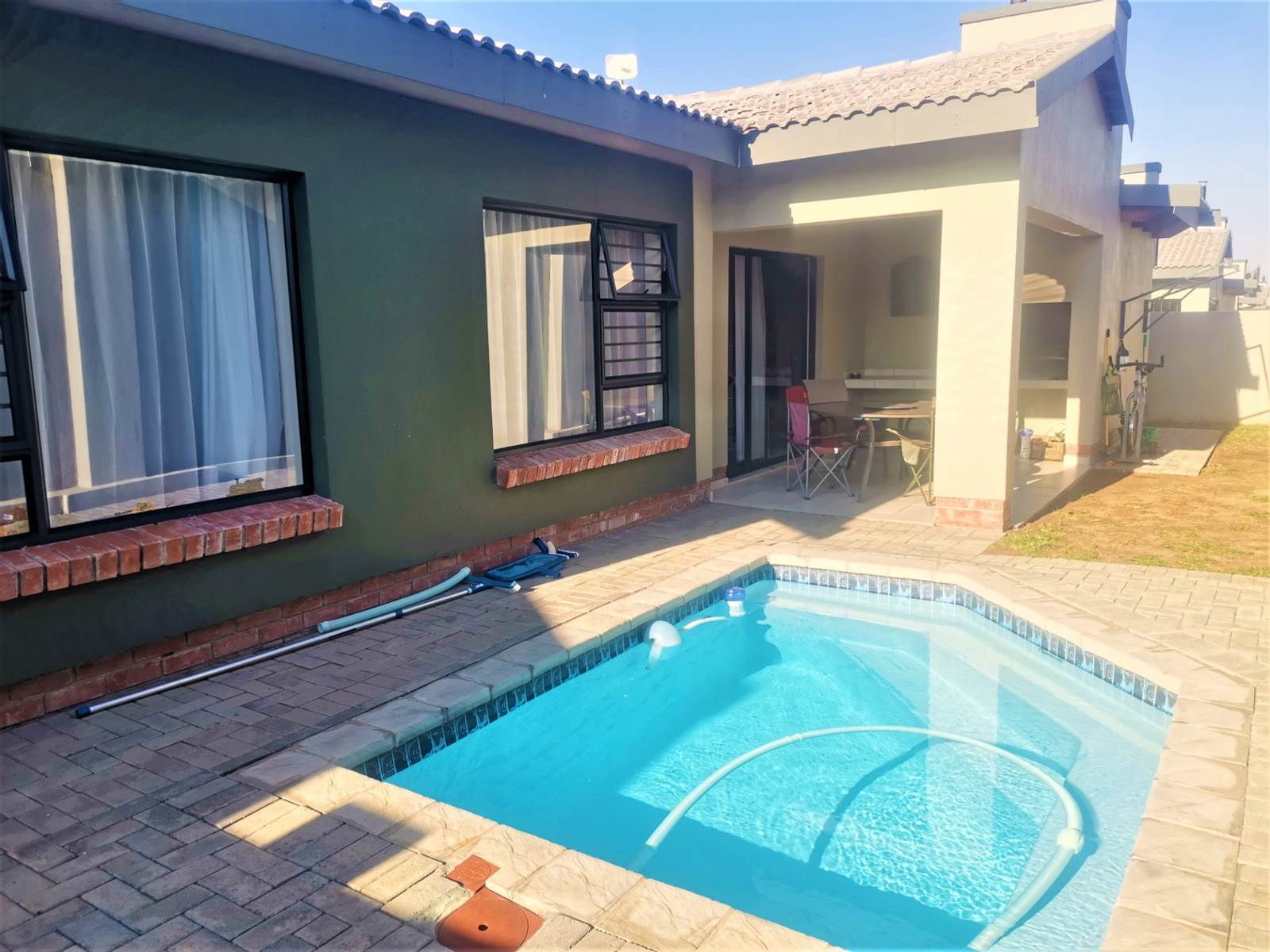 3 Bed Townhouse in Waterkloof East photo number 4