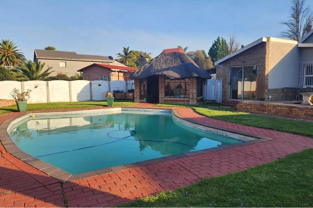 4 Bed House in Brenthurst photo number 2