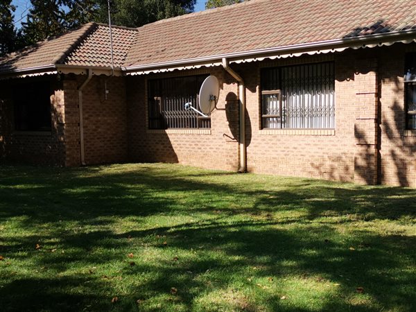 2700 m² Smallholding in Hartbeesfontein