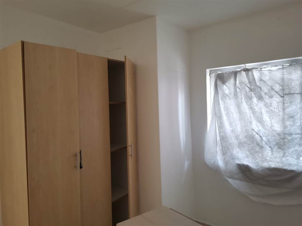 2 Bed Flat in Woodhurst photo number 8