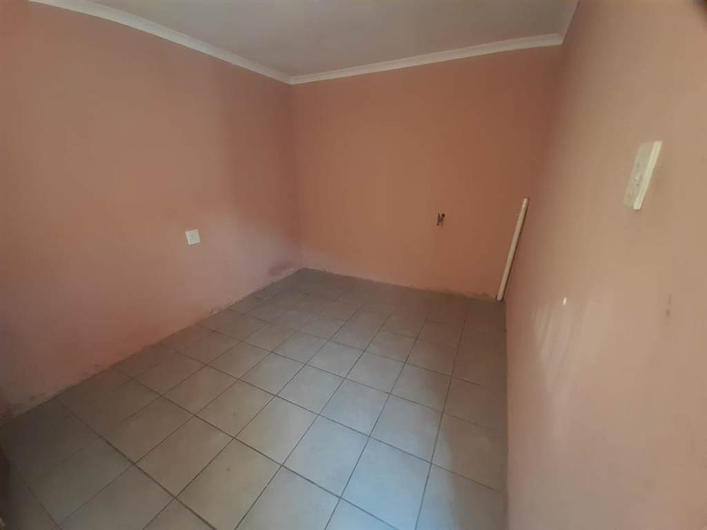 2 Bed House in Dobsonville photo number 13