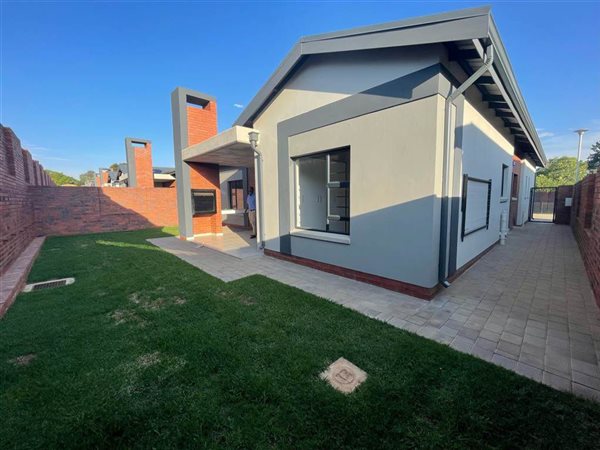 3 Bed Townhouse in Waterfall Estate