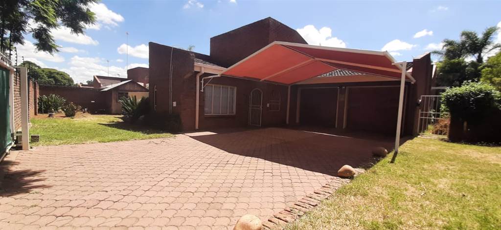 3 Bed Townhouse in Polokwane Central photo number 1