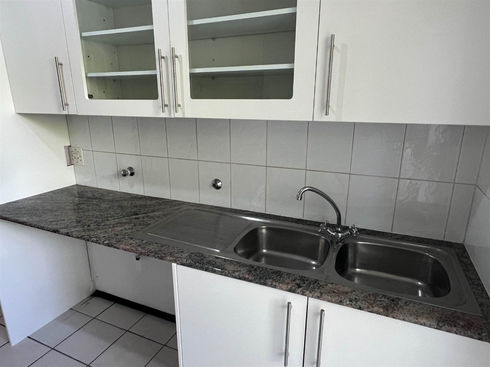 3 Bed Apartment in Craighall photo number 3