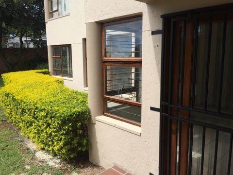 2 Bed Apartment in Waterkloof photo number 13