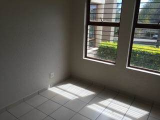 2 Bed Apartment in Waterkloof photo number 10