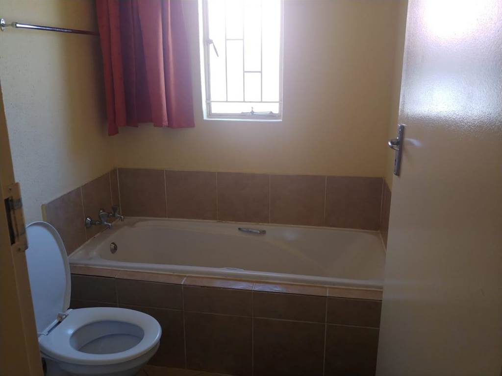 2 Bed House in Olievenhoutbosch photo number 15
