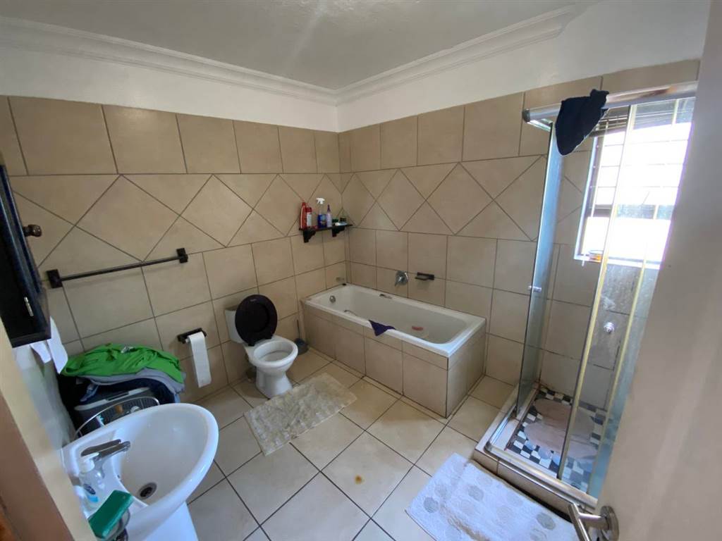 2 Bed Apartment in Nelspruit photo number 2