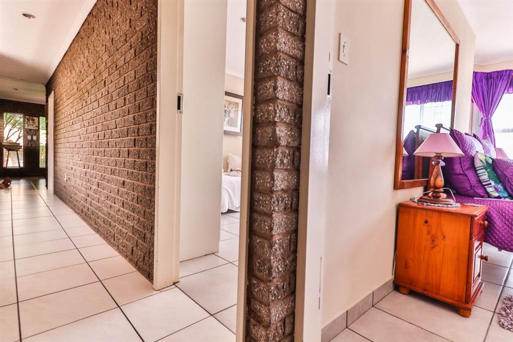 4 Bed House in Centurion CBD photo number 15