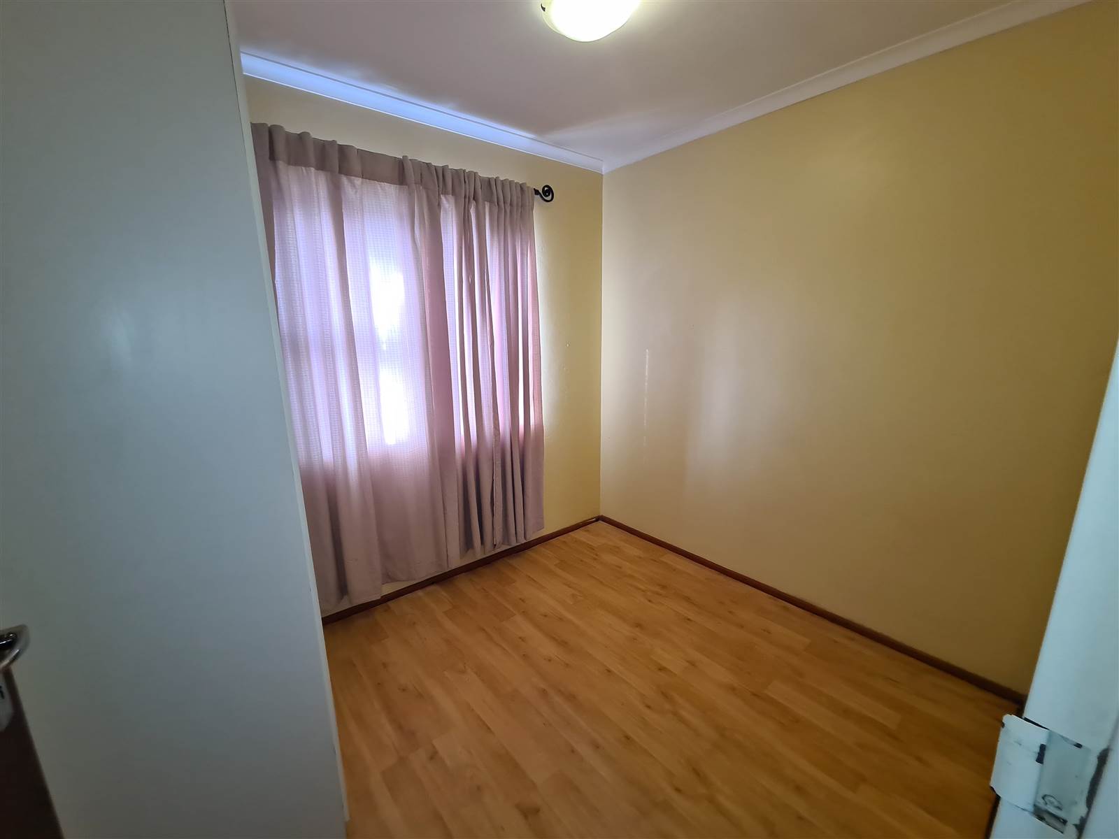 2 Bed Flat in Middedorp photo number 9