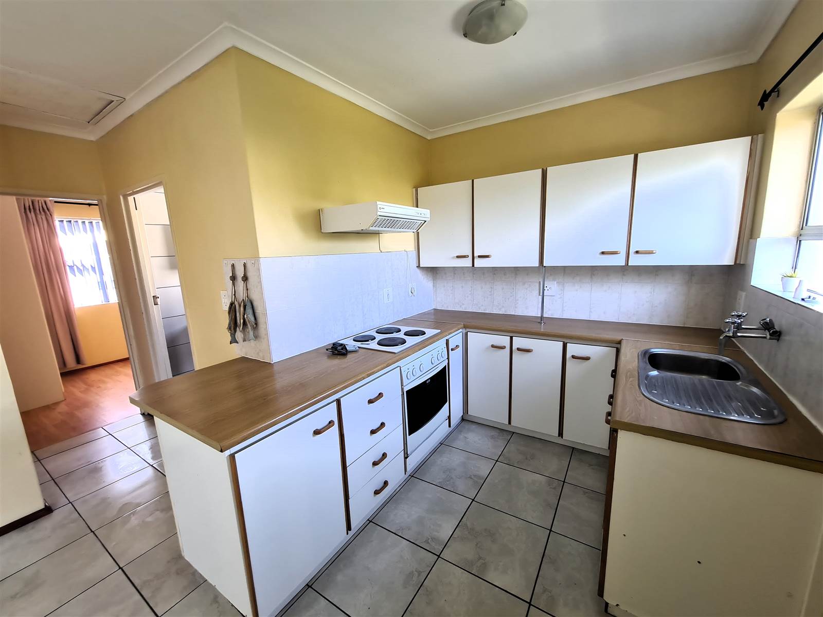 2 Bed Flat in Middedorp photo number 2