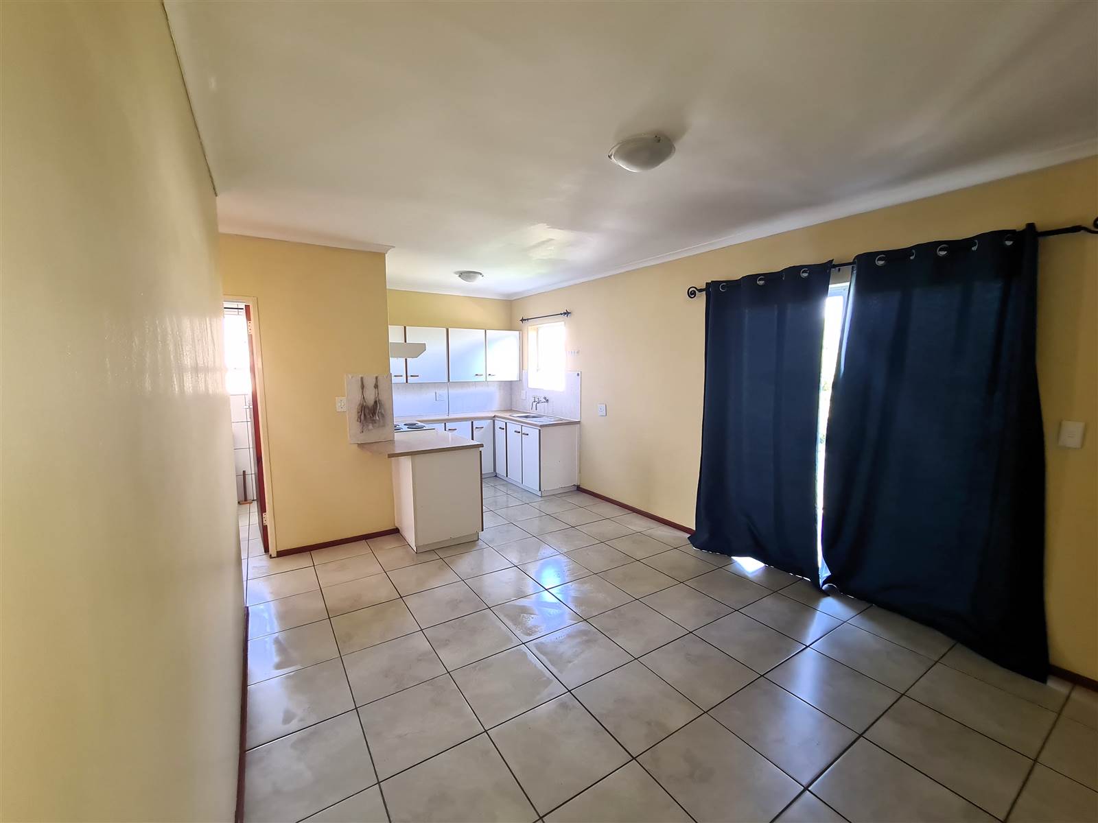 2 Bed Flat in Middedorp photo number 4