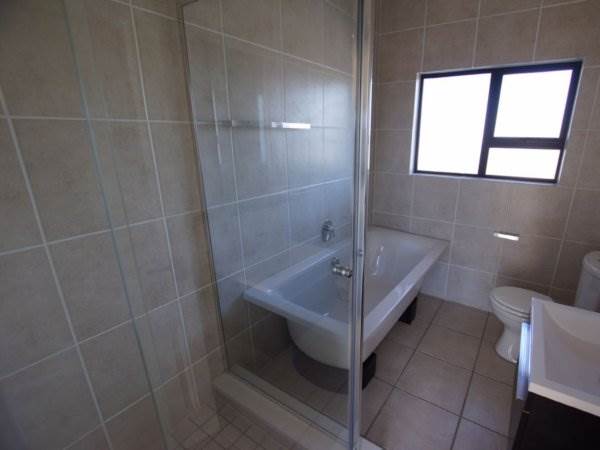 3 Bed Apartment in Greenstone Gate photo number 11