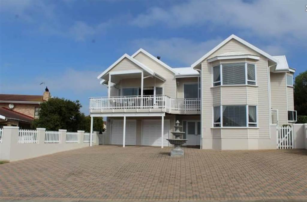 2 Bed Apartment in Outeniqua Strand photo number 2