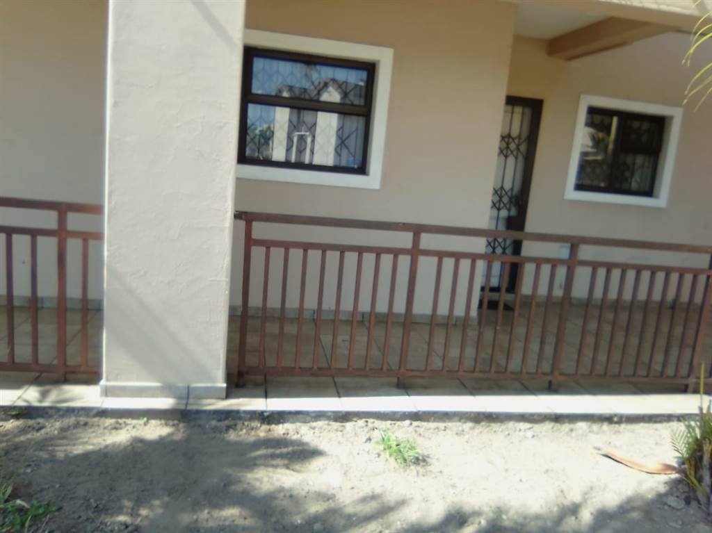 2 Bed Flat in Richards Bay Central photo number 2