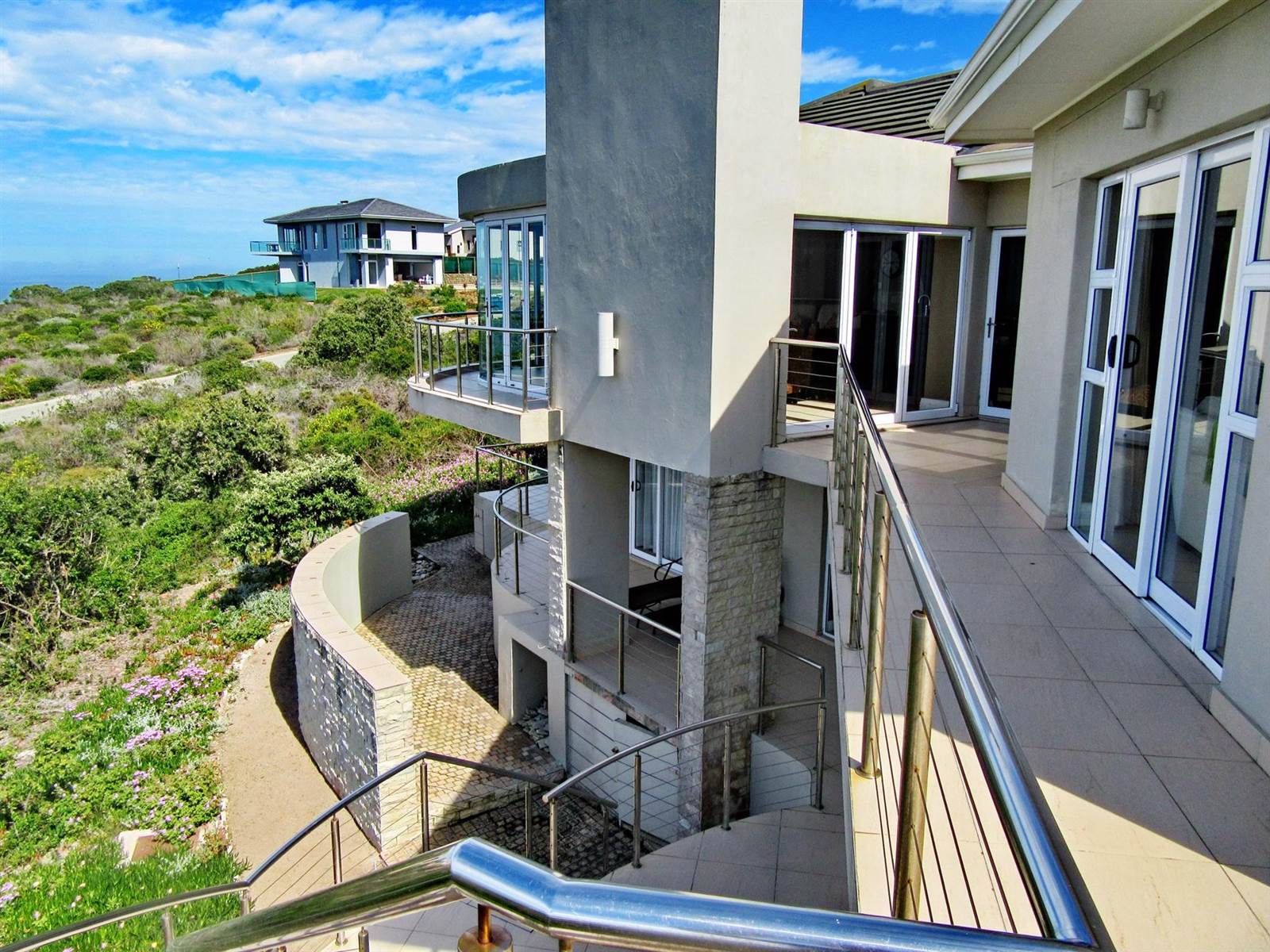 5 Bed House in Pinnacle Point Golf Estate photo number 3