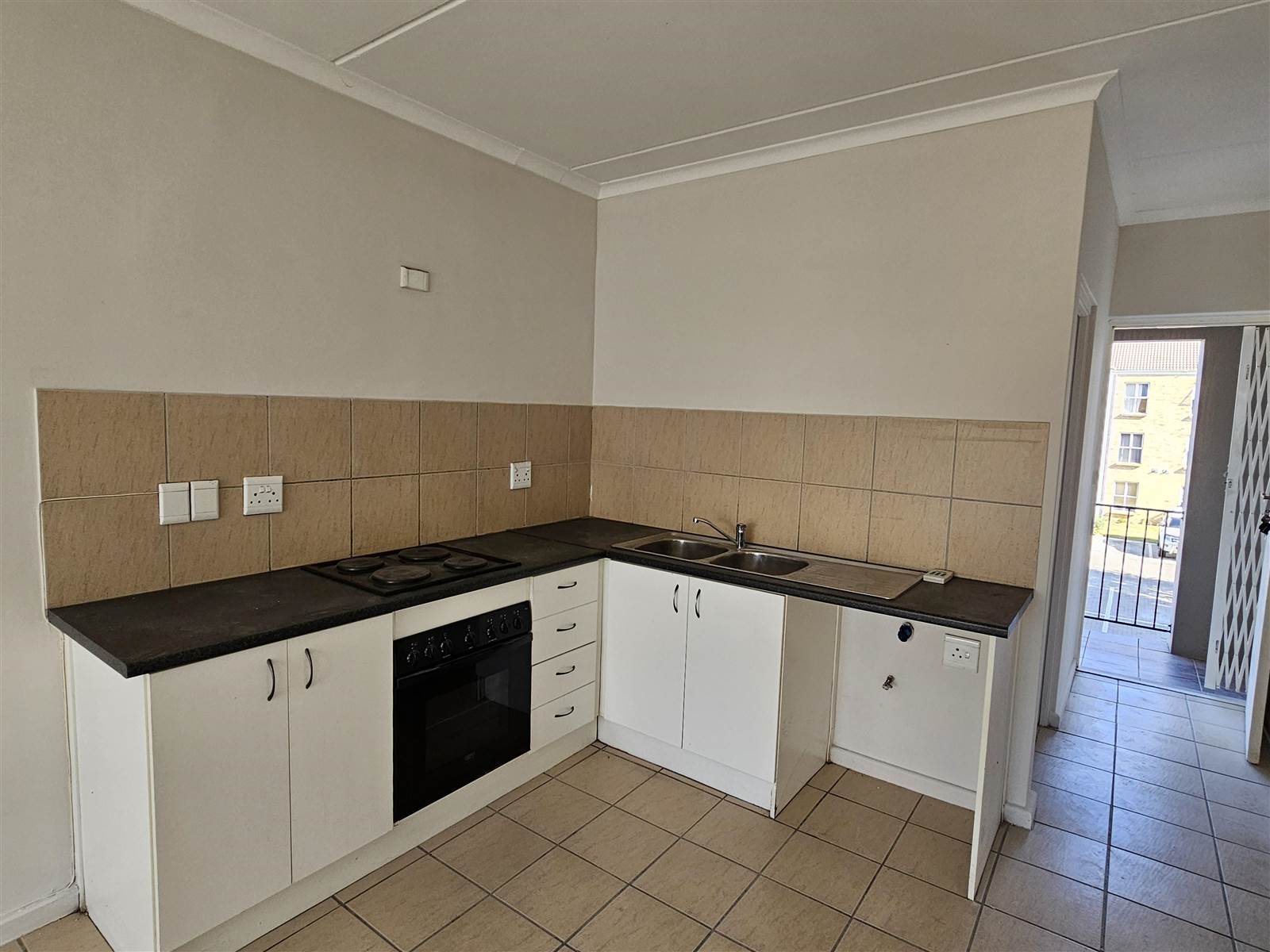 2 Bed Apartment in Kraaifontein Central photo number 2