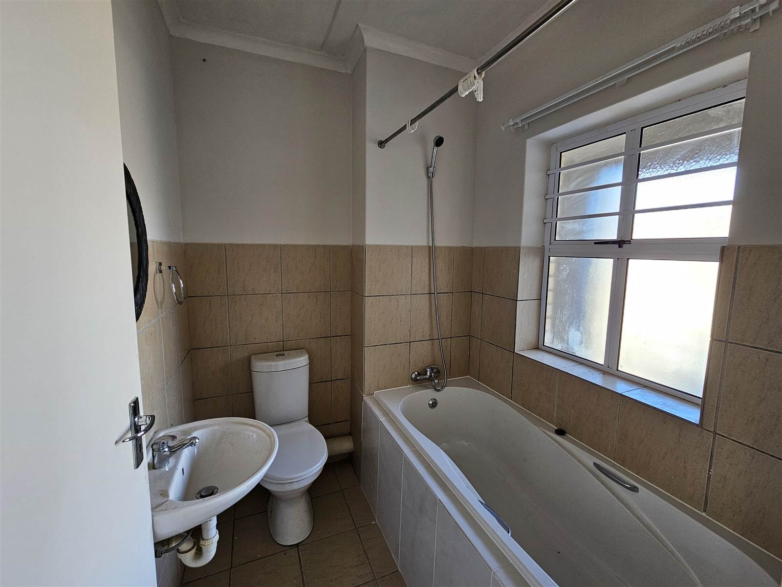 2 Bed Apartment in Kraaifontein Central photo number 7