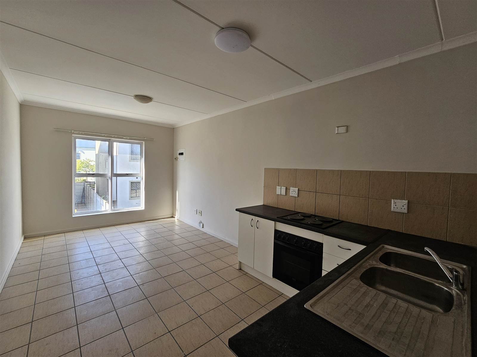 2 Bed Apartment in Kraaifontein Central photo number 3