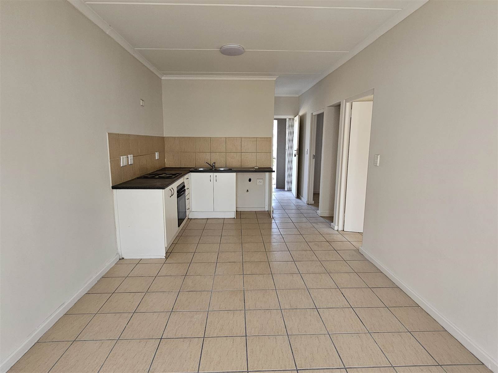 2 Bed Apartment in Kraaifontein Central photo number 4