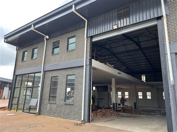 875  m² Industrial space in Clayville
