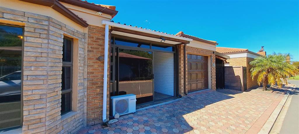 2 Bed Townhouse in Hartenbos photo number 9