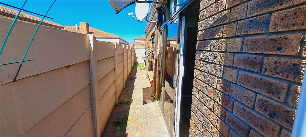 2 Bed Townhouse in Hartenbos photo number 30