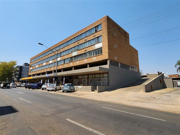 7 600  m² Commercial space