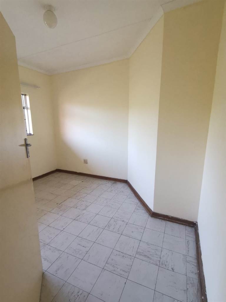 2 Bed Apartment in Empangeni photo number 10