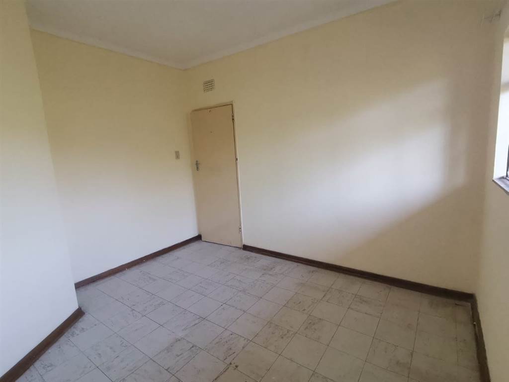 2 Bed Apartment in Empangeni photo number 11