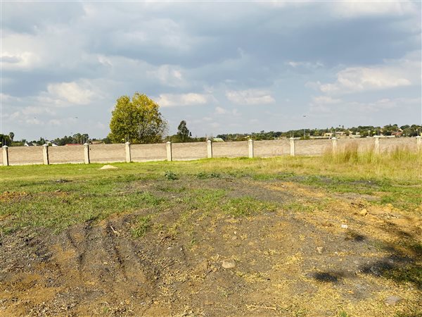 560 m² Land available in Helderwyk