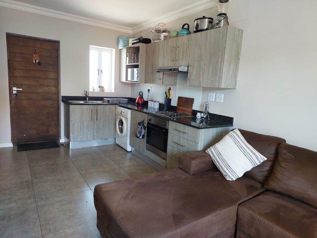 2 Bed Apartment in Walmer photo number 4