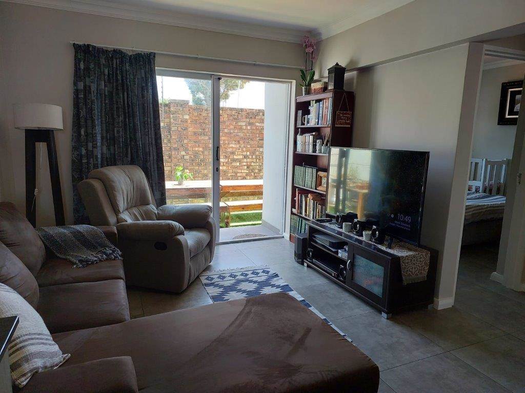 2 Bed Apartment in Walmer photo number 6